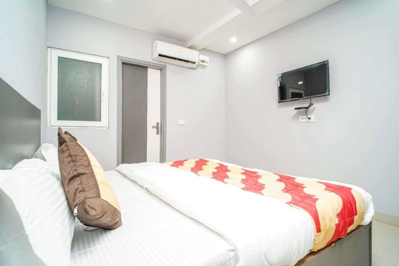 Hotel Revels By A1Rooms New Delhi Exteriör bild
