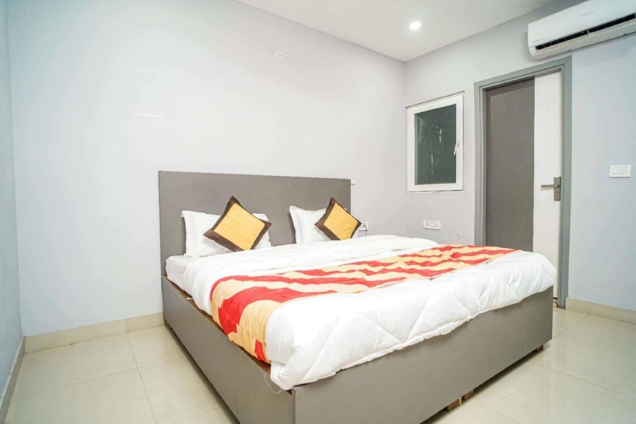 Hotel Revels By A1Rooms New Delhi Exteriör bild