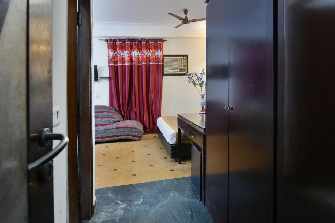 Hotel Revels By A1Rooms New Delhi Exteriör bild