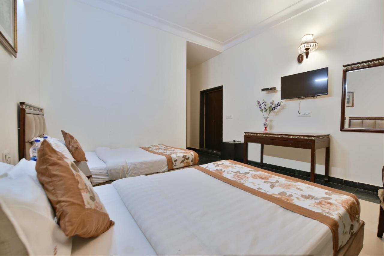 Hotel Revels By A1Rooms New Delhi Exteriör bild