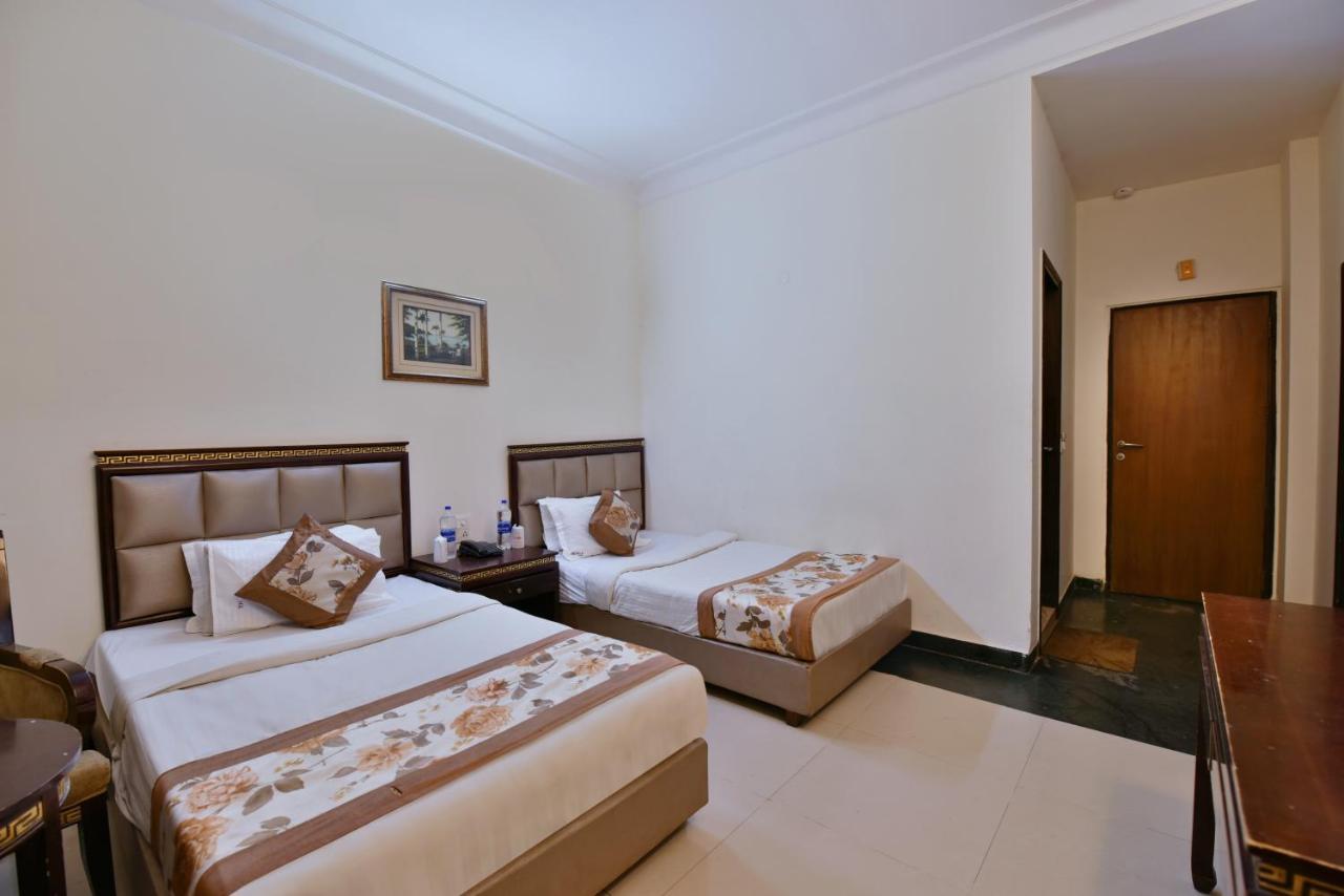 Hotel Revels By A1Rooms New Delhi Exteriör bild