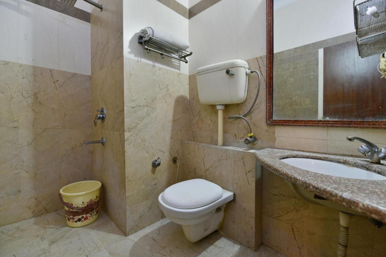 Hotel Revels By A1Rooms New Delhi Exteriör bild