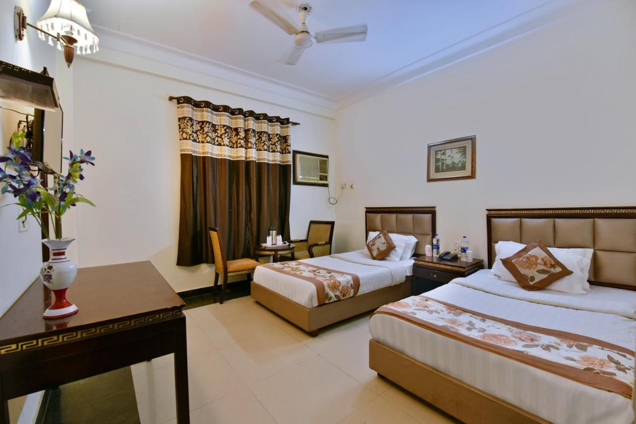 Hotel Revels By A1Rooms New Delhi Exteriör bild