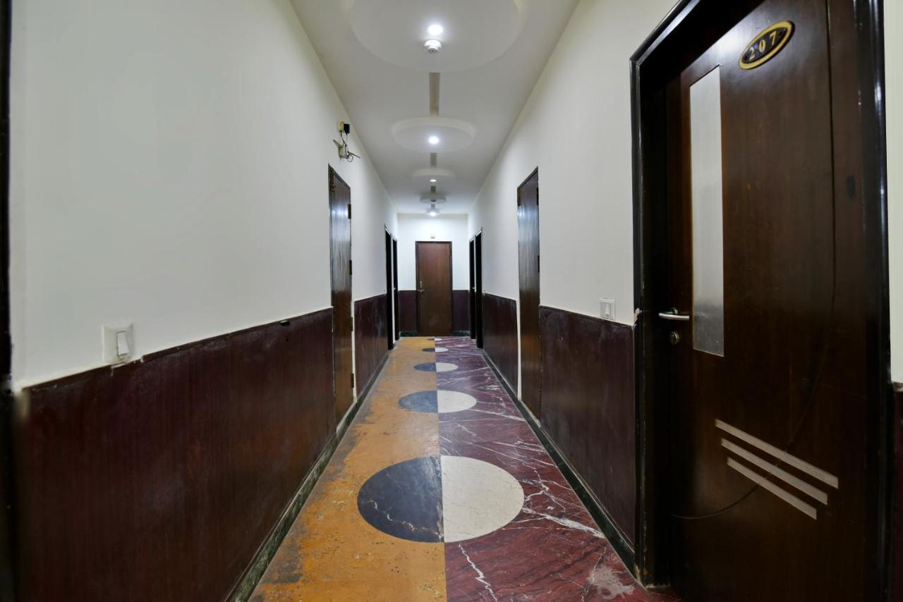 Hotel Revels By A1Rooms New Delhi Exteriör bild