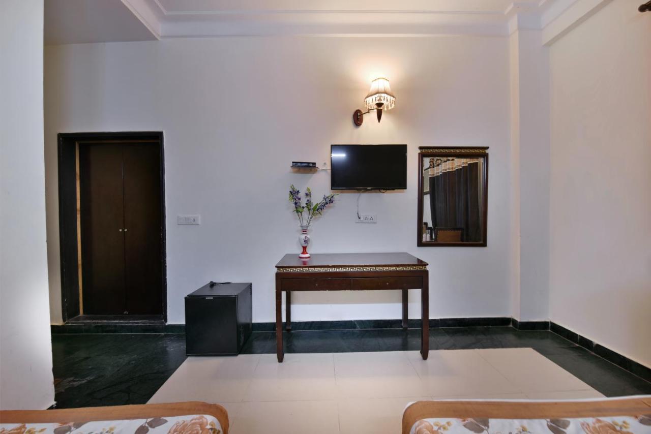 Hotel Revels By A1Rooms New Delhi Exteriör bild