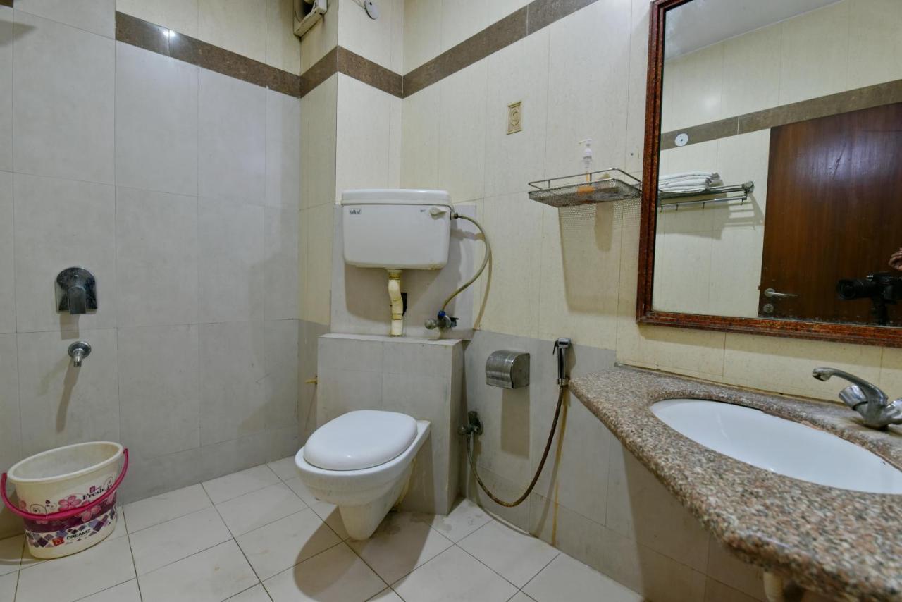 Hotel Revels By A1Rooms New Delhi Exteriör bild
