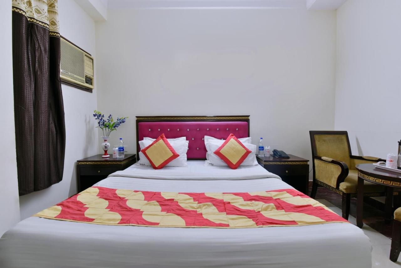 Hotel Revels By A1Rooms New Delhi Exteriör bild