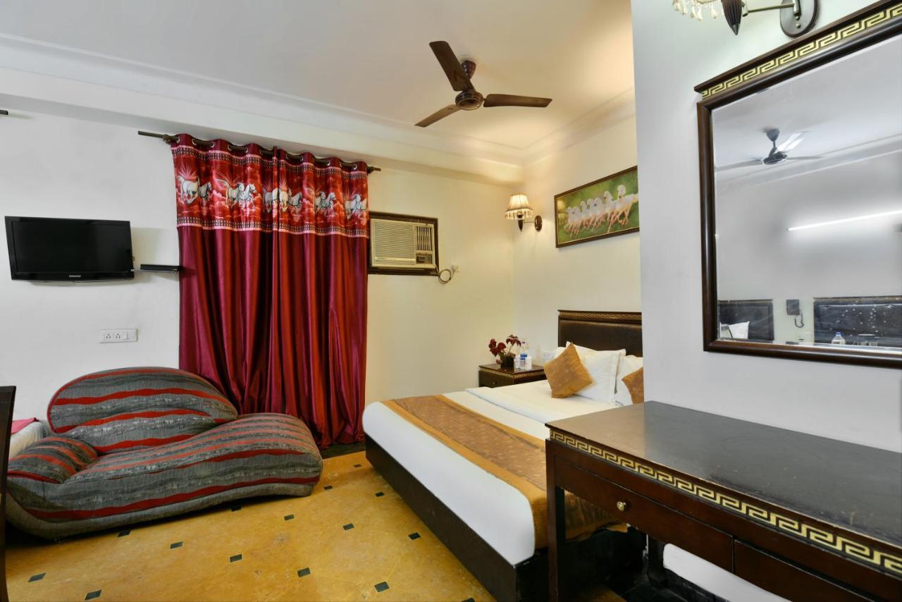 Hotel Revels By A1Rooms New Delhi Exteriör bild
