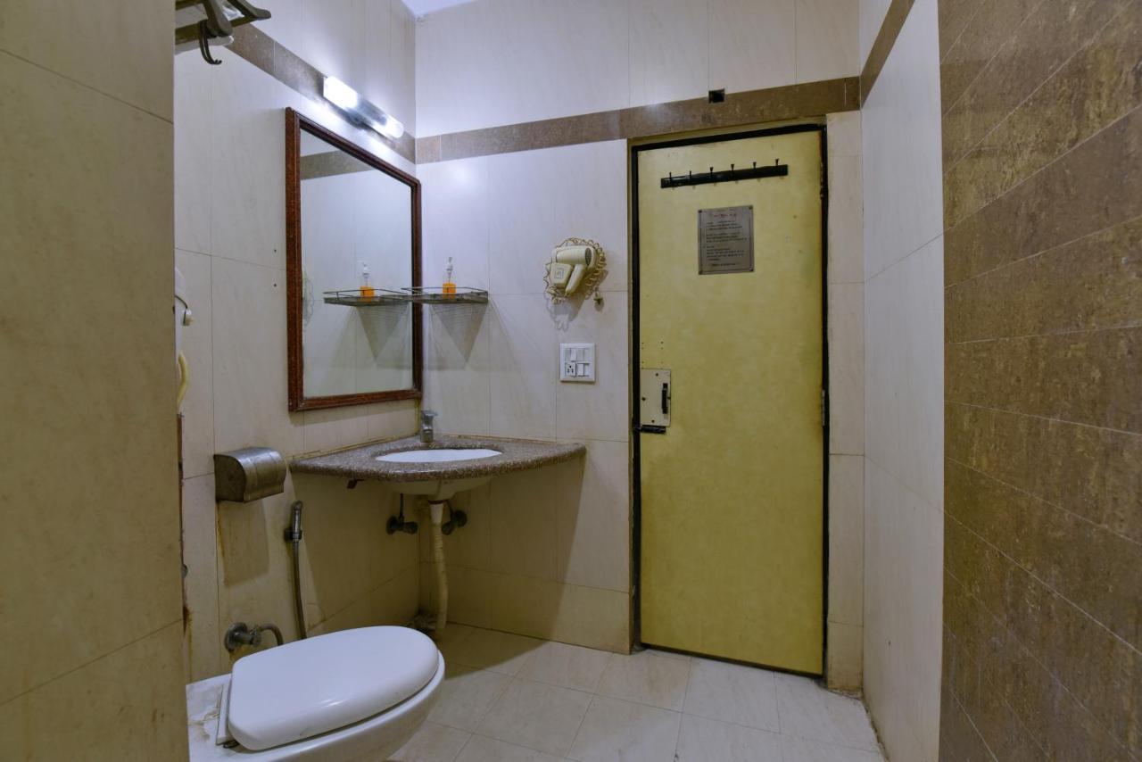Hotel Revels By A1Rooms New Delhi Exteriör bild